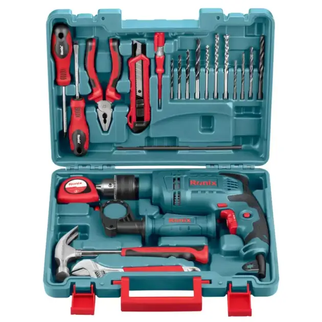 El kit incluye herramientas manuales como alicate combinado, cúter retráctil, destornilladores Phillips y plano, martillo, cinta métrica, buscapolo, llave inglesa, además de varias brocas
