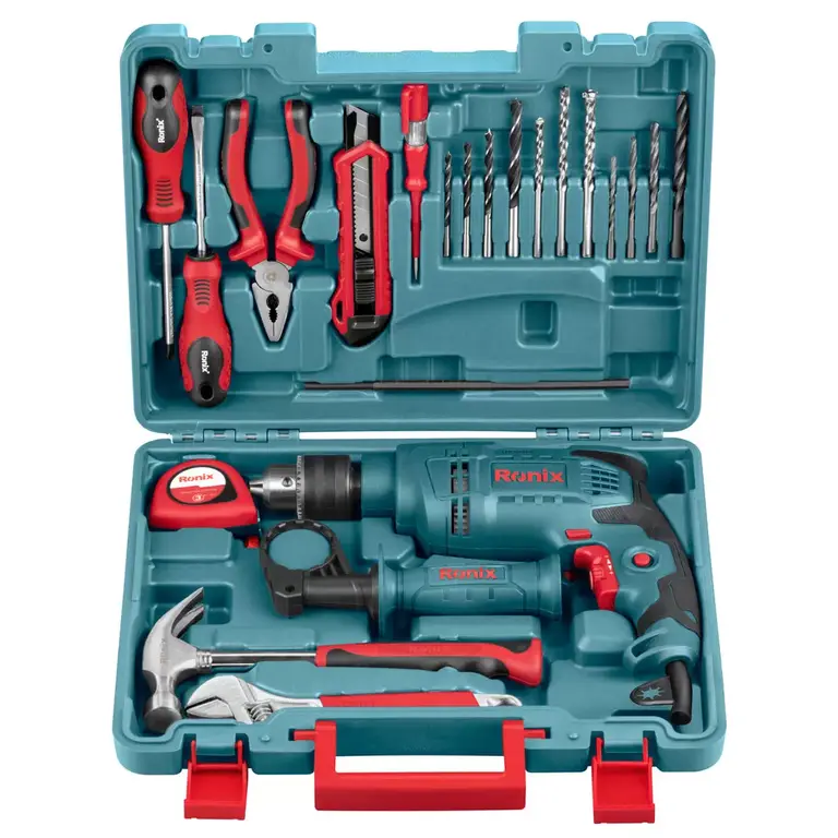El kit incluye herramientas manuales como alicate combinado, cúter retráctil, destornilladores Phillips y plano, martillo, cinta métrica, buscapolo, llave inglesa, además de varias brocas